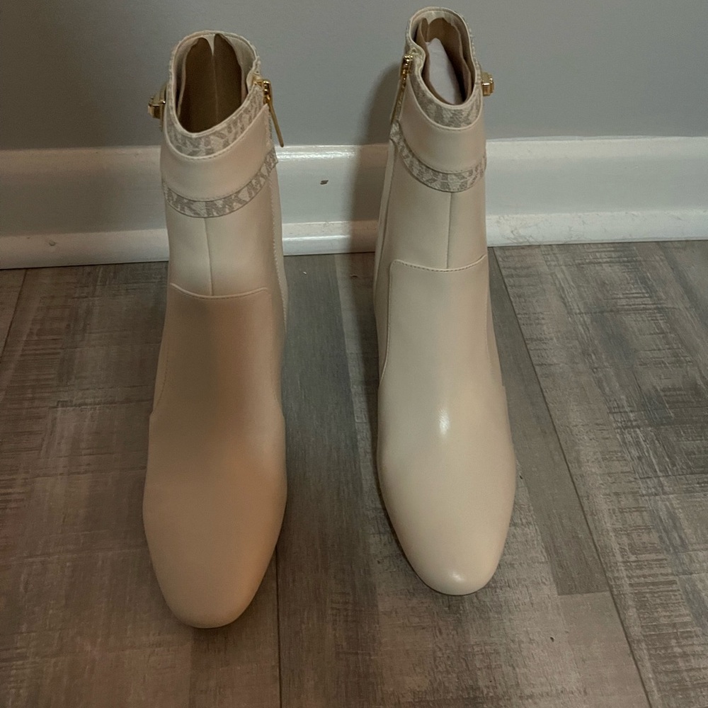 NWOB Michael Kors Cream Ankle Booties Size 9